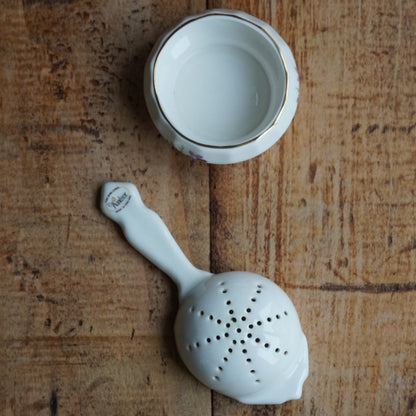 Passoire à thé "Mabel" en porcelaine anglaise fleurie et dorée avec son support Windsor