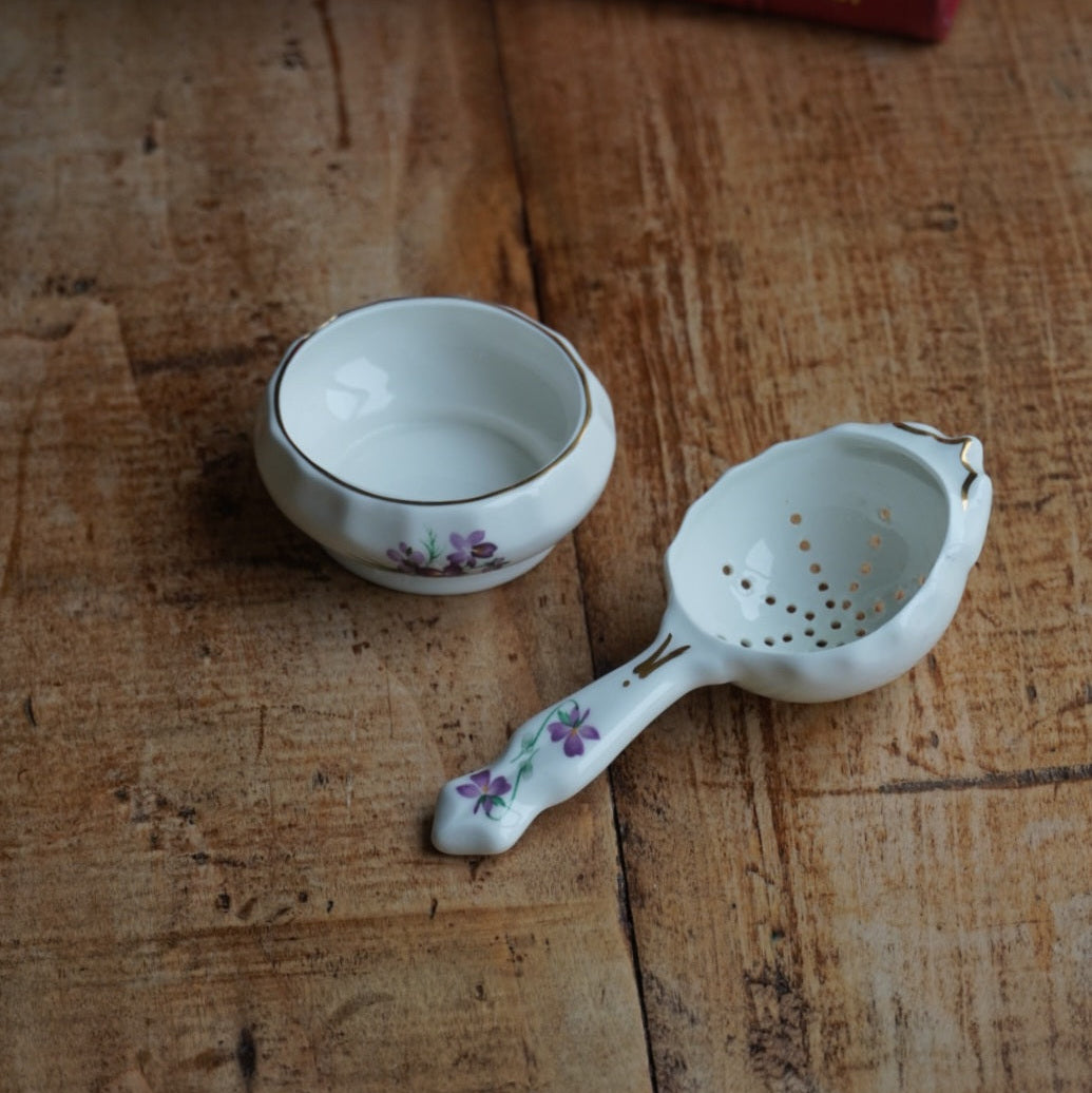 Passoire à thé "Mabel" en porcelaine anglaise fleurie et dorée avec son support Windsor