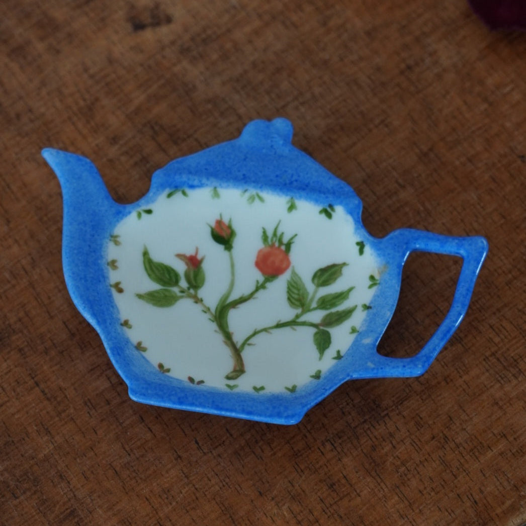 Repose-sachet "Onas" en porcelaine bleuté et fleuri peint à la main