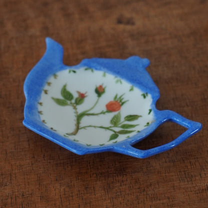 Repose-sachet "Onas" en porcelaine bleuté et fleuri peint à la main