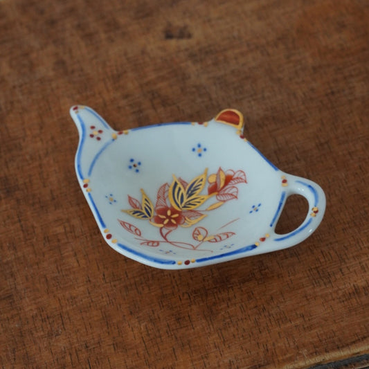 Repose-sachet "Quantor" en porcelaine de Bayeux AG BX Créations aux délicats motifs rouges et bleus