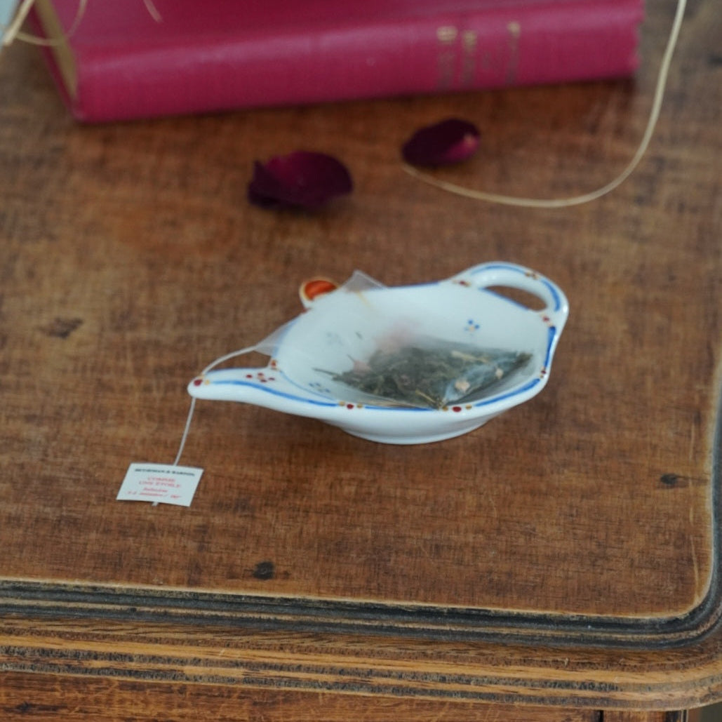Repose-sachet "Quantor" en porcelaine de Bayeux AG BX Créations aux délicats motifs rouges et bleus