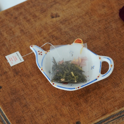 Repose-sachet "Quantor" en porcelaine de Bayeux AG BX Créations aux délicats motifs rouges et bleus