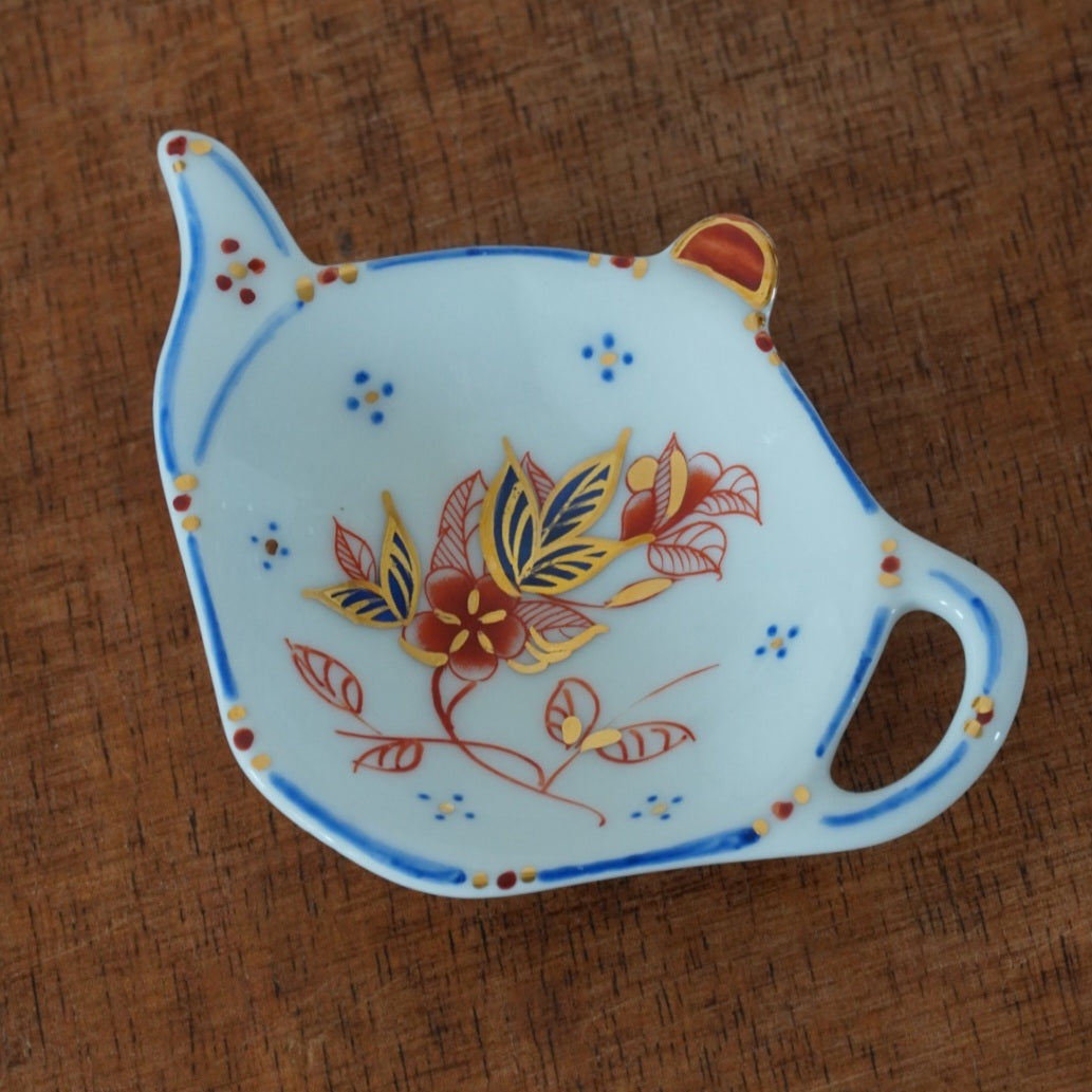 Repose-sachet "Quantor" en porcelaine de Bayeux AG BX Créations aux délicats motifs rouges et bleus