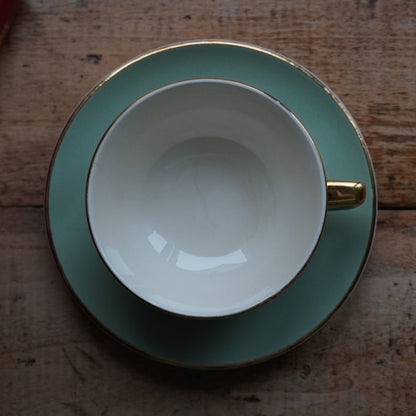 Tasse "Klara" en faïence française verte claire et dorée Villeroy & Boch Mettlach