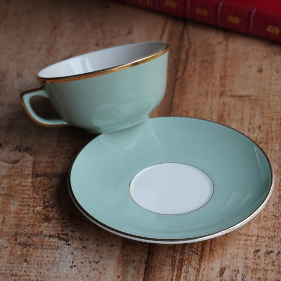 Tasse "Klara" en faïence française verte claire et dorée Villeroy & Boch Mettlach