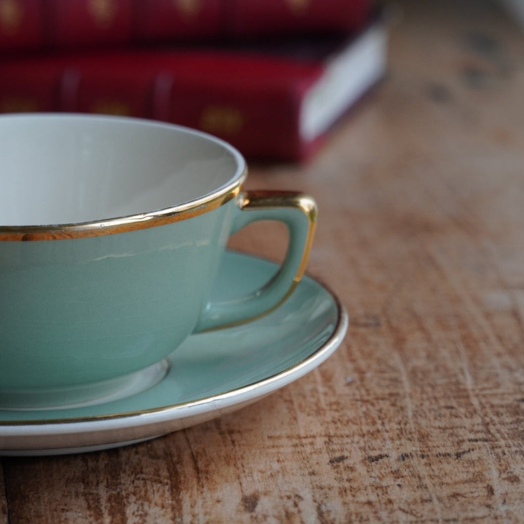 Tasse "Klara" en faïence française verte claire et dorée Villeroy & Boch Mettlach