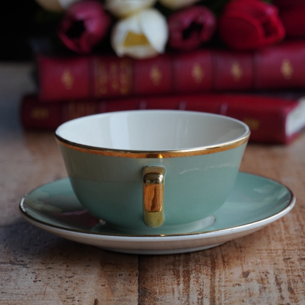 Tasse "Klara" en faïence française verte claire et dorée Villeroy & Boch Mettlach