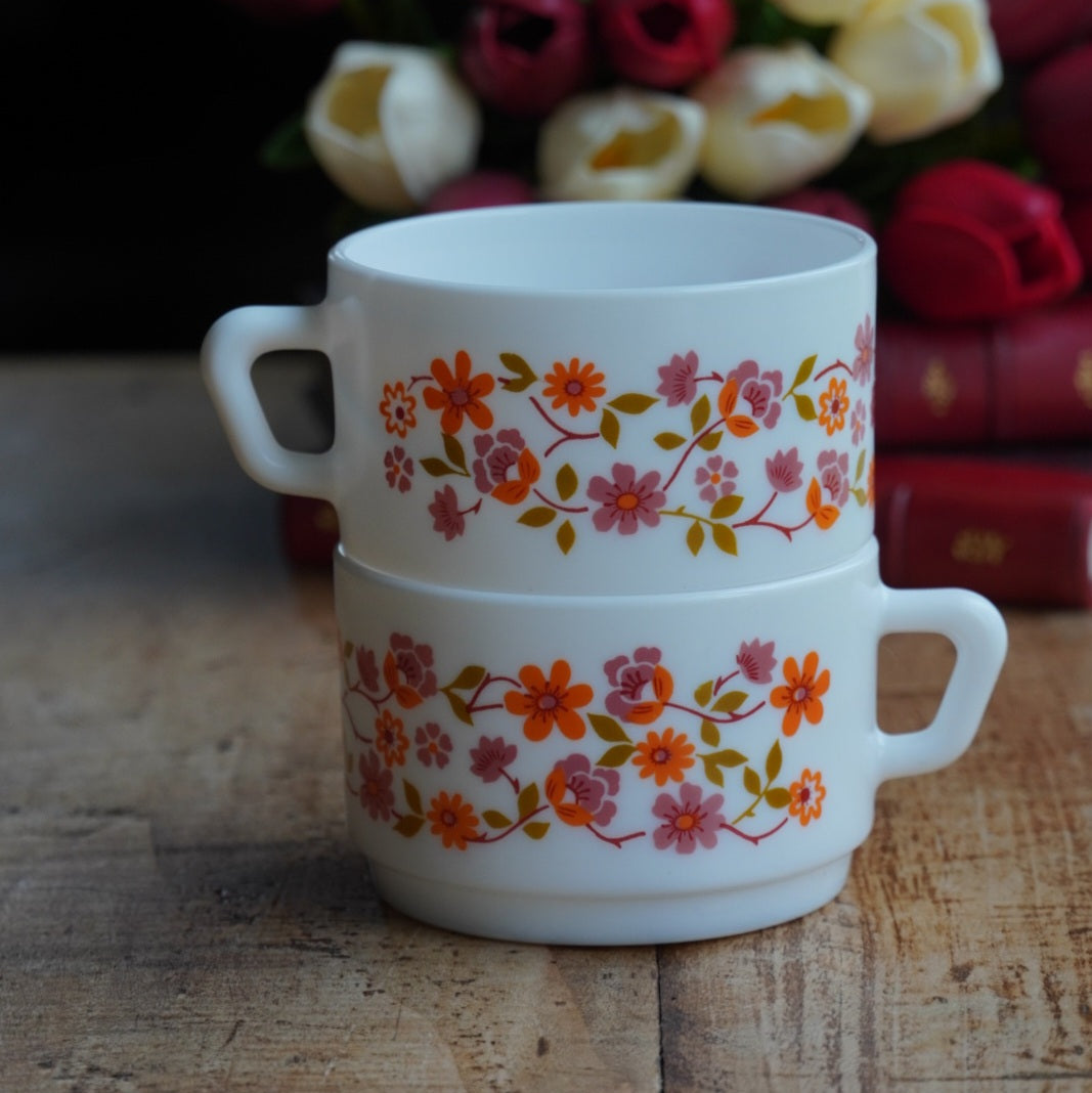 Tête-à-tête de tasses "Sarasine" fleuries en verre opalin français Arcopal modèle Scania années 70