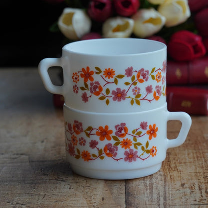 Tête-à-tête de tasses "Sarasine" fleuries en verre opalin français Arcopal modèle Scania années 70