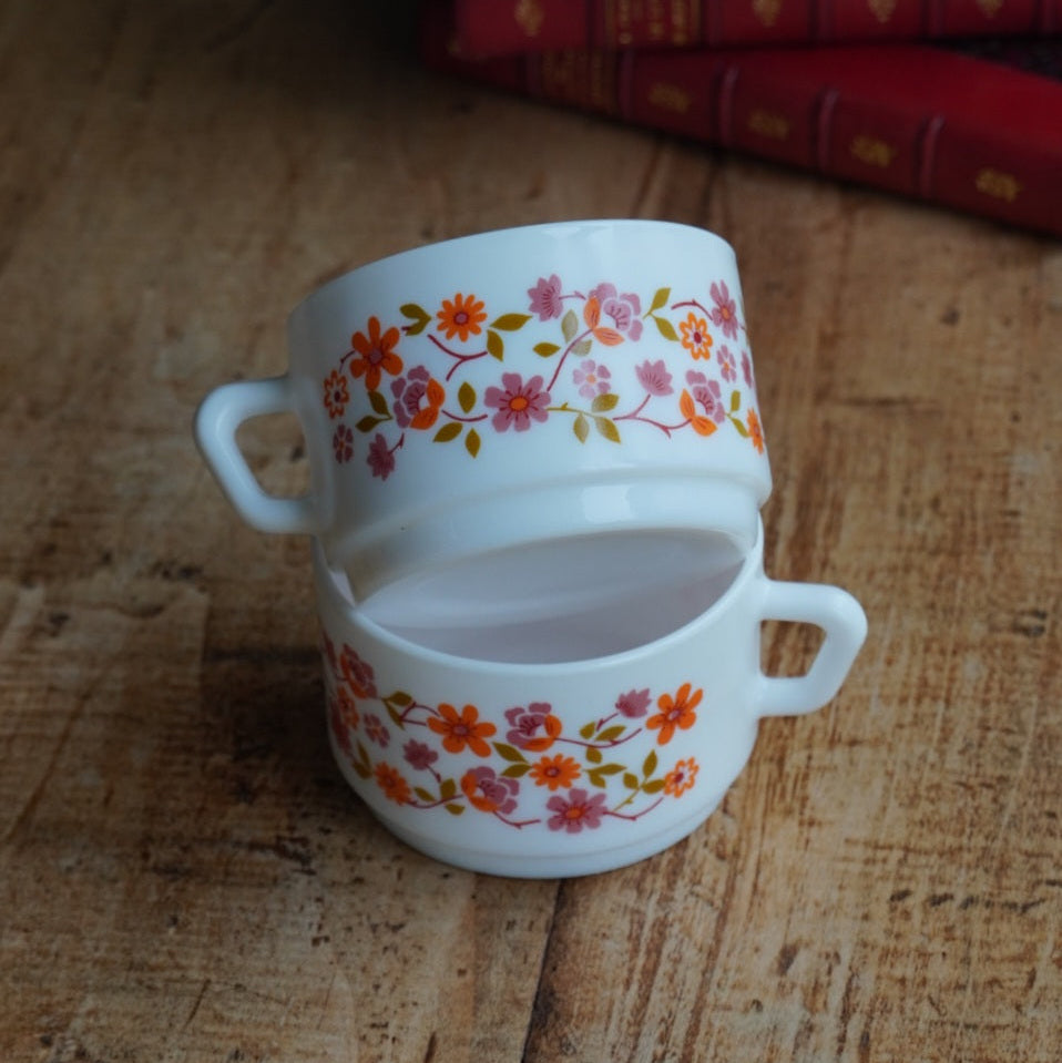 Tête-à-tête de tasses "Sarasine" fleuries en verre opalin français Arcopal modèle Scania années 70