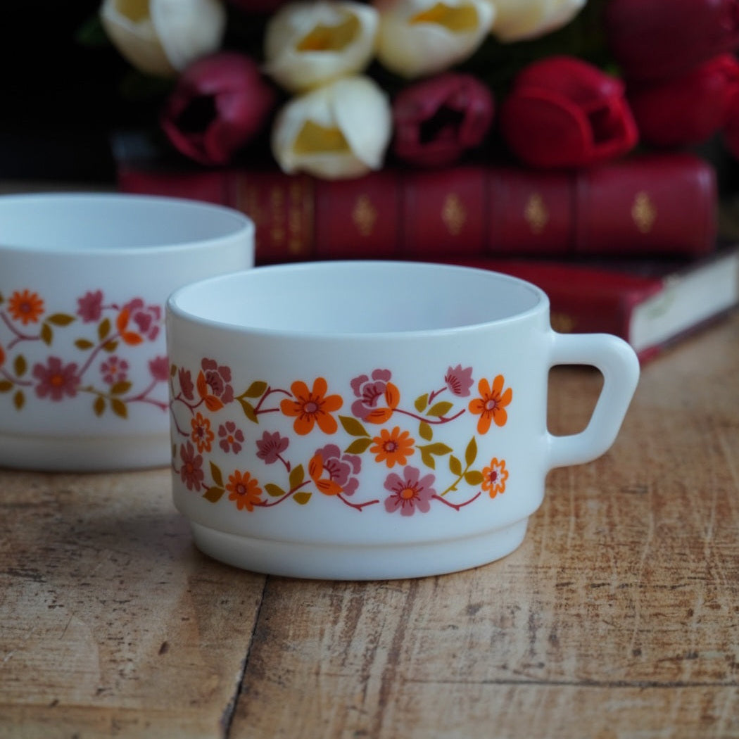 Tête-à-tête de tasses "Sarasine" fleuries en verre opalin français Arcopal modèle Scania années 70