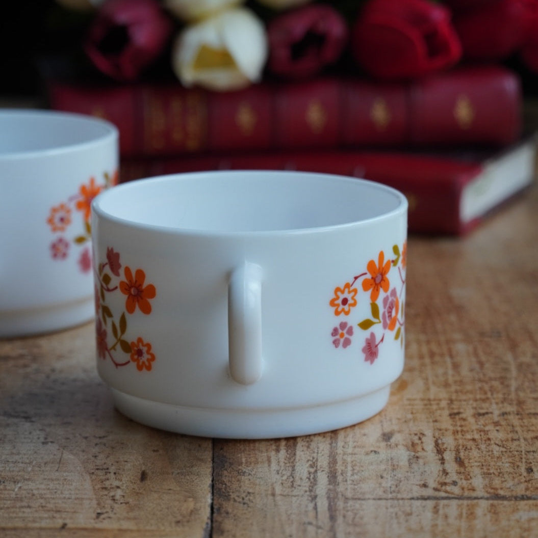 Tête-à-tête de tasses "Sarasine" fleuries en verre opalin français Arcopal modèle Scania années 70