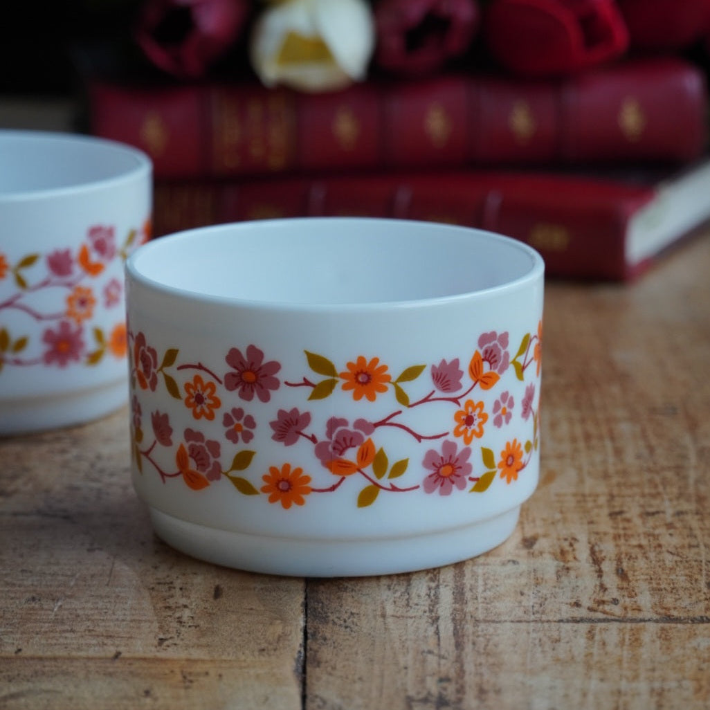 Tête-à-tête de tasses "Sarasine" fleuries en verre opalin français Arcopal modèle Scania années 70