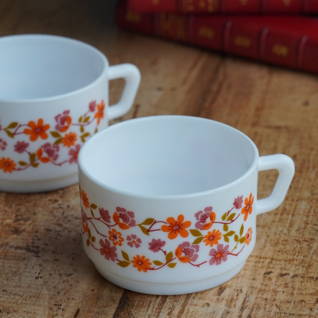 Tête-à-tête de tasses "Sarasine" fleuries en verre opalin français Arcopal modèle Scania années 70