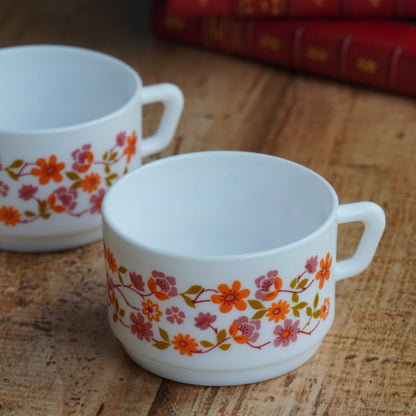 Tête-à-tête de tasses "Sarasine" fleuries en verre opalin français Arcopal modèle Scania années 70