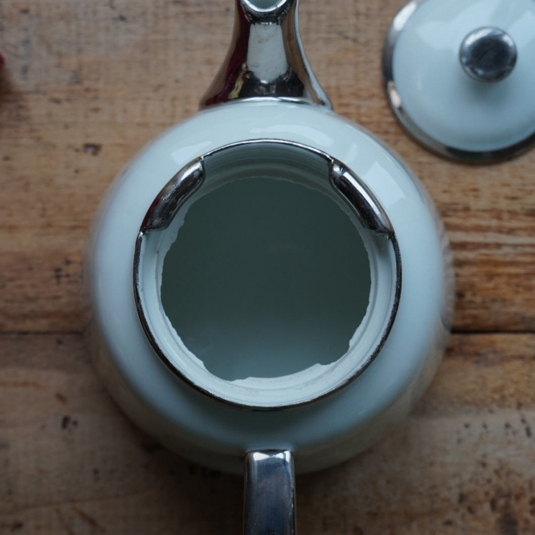 Petit théière "Thalie" en porcelaine de Limoges blanche et argenté Aluminite Frugier