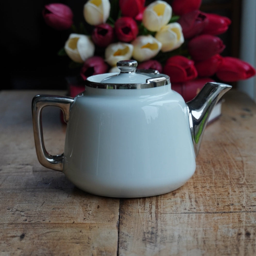 Petit théière "Thalie" en porcelaine de Limoges blanche et argenté Aluminite Frugier