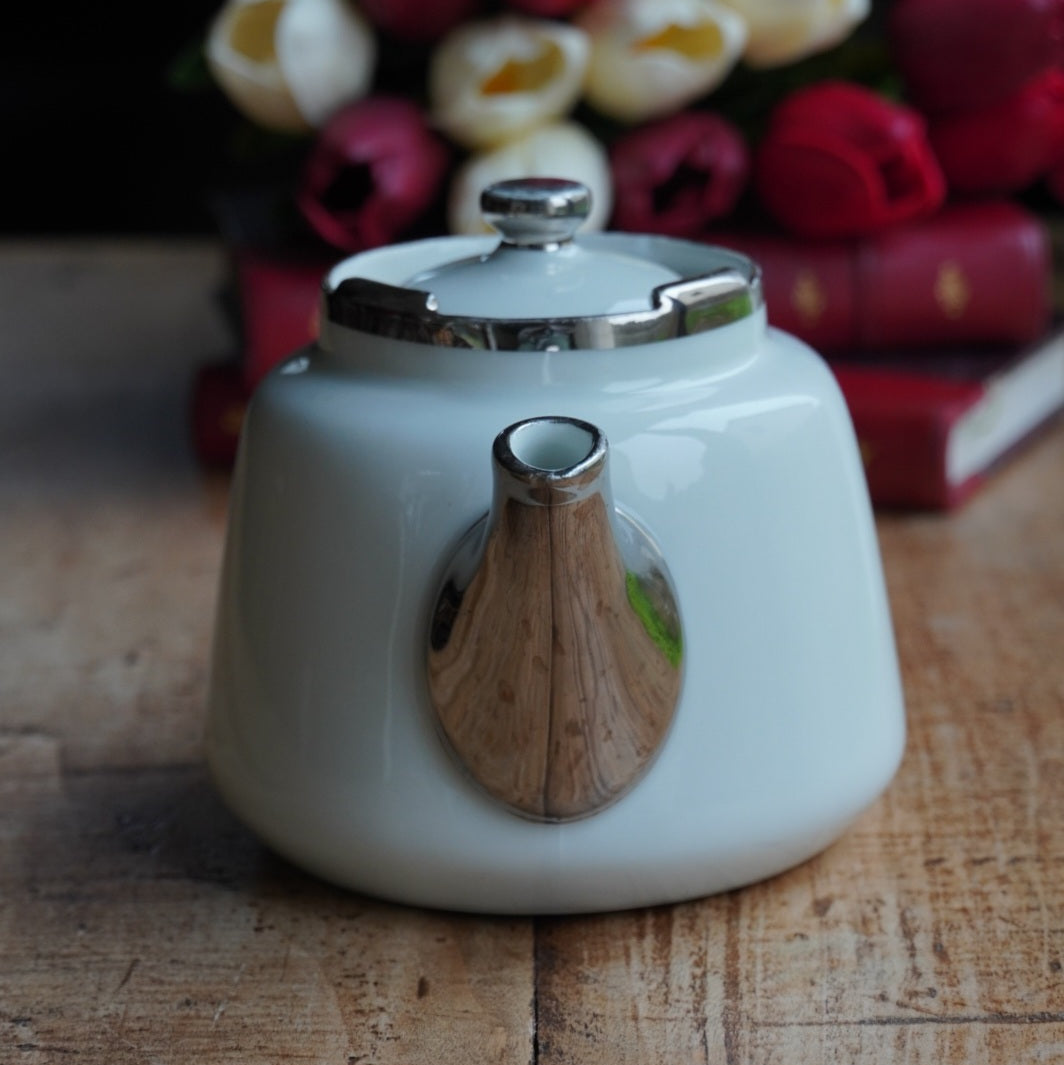 Petit théière "Thalie" en porcelaine de Limoges blanche et argenté Aluminite Frugier