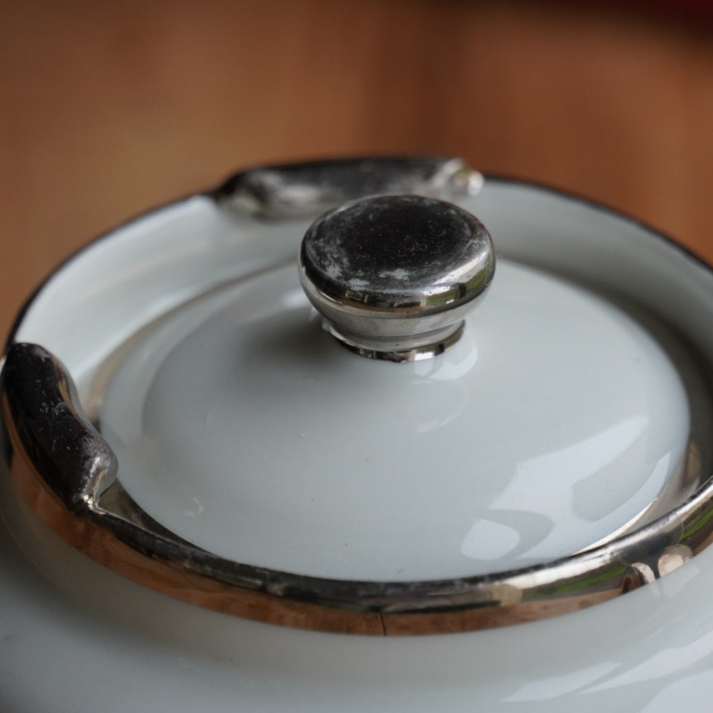 Petit théière "Thalie" en porcelaine de Limoges blanche et argenté Aluminite Frugier