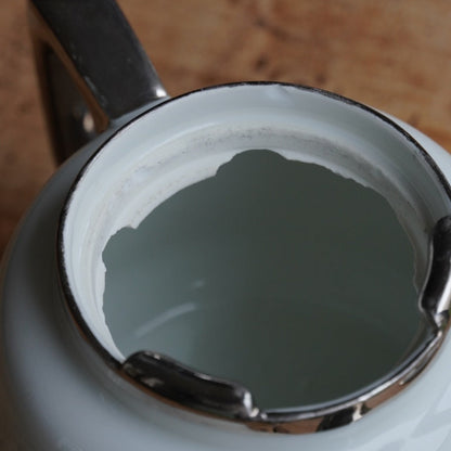 Petit théière "Thalie" en porcelaine de Limoges blanche et argenté Aluminite Frugier