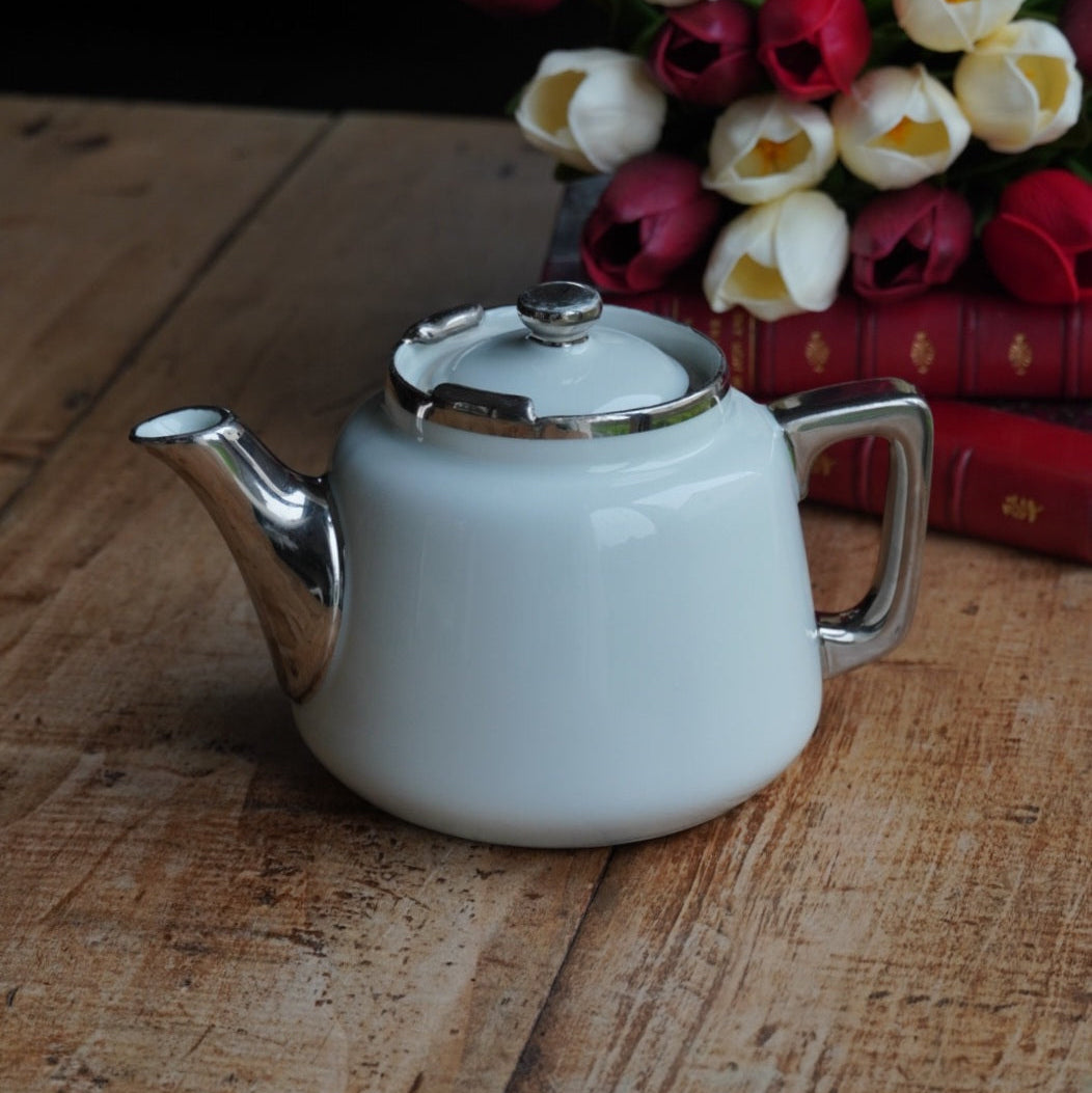 Petit théière "Thalie" en porcelaine de Limoges blanche et argenté Aluminite Frugier