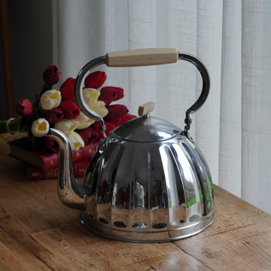 Grande bouilloire "Marisse" en acier inoxydable avec poignée et bouton en bakélite style art déco