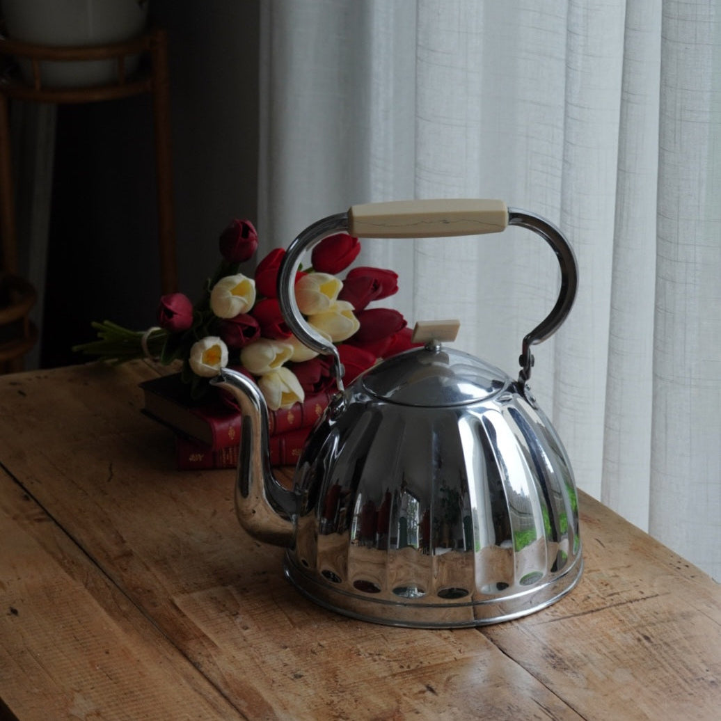 Grande bouilloire "Marisse" en acier inoxydable avec poignée et bouton en bakélite style art déco