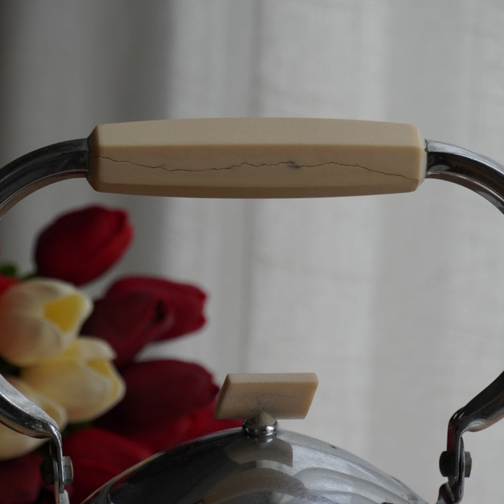Grande bouilloire "Marisse" en acier inoxydable avec poignée et bouton en bakélite style art déco