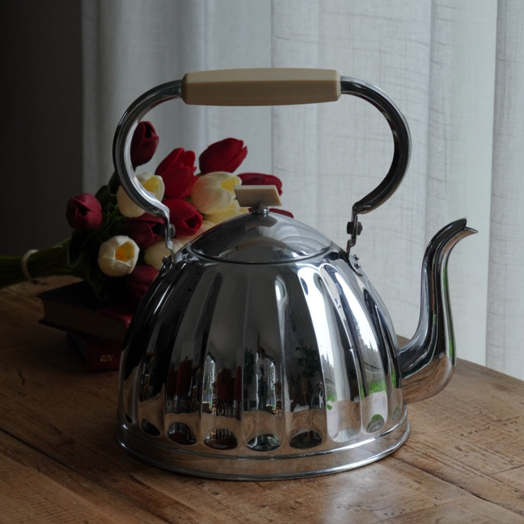 Grande bouilloire "Marisse" en acier inoxydable avec poignée et bouton en bakélite style art déco