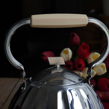 Grande bouilloire "Marisse" en acier inoxydable avec poignée et bouton en bakélite style art déco