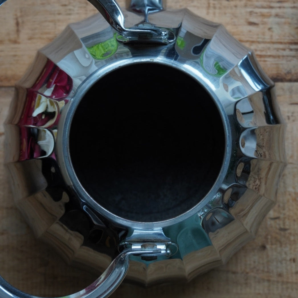 Grande bouilloire "Marisse" en acier inoxydable avec poignée et bouton en bakélite style art déco
