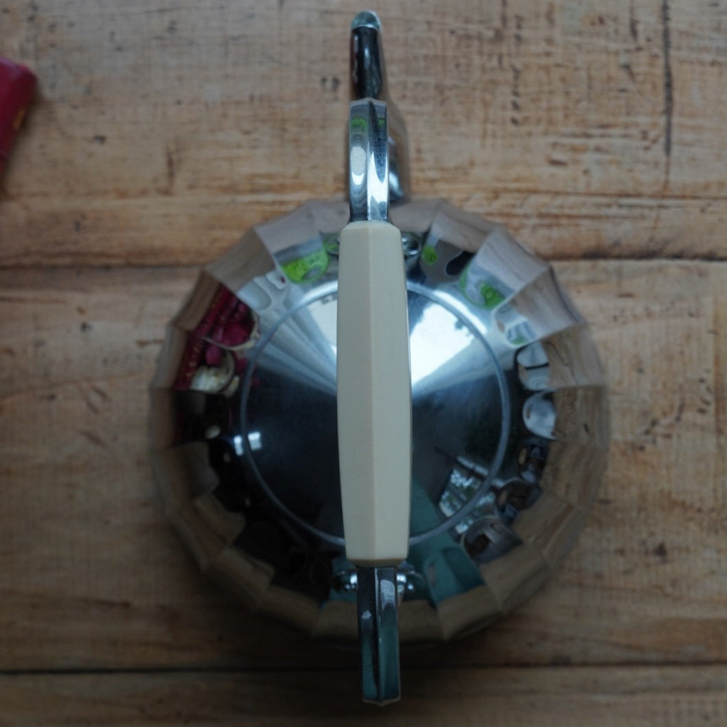 Grande bouilloire "Marisse" en acier inoxydable avec poignée et bouton en bakélite style art déco
