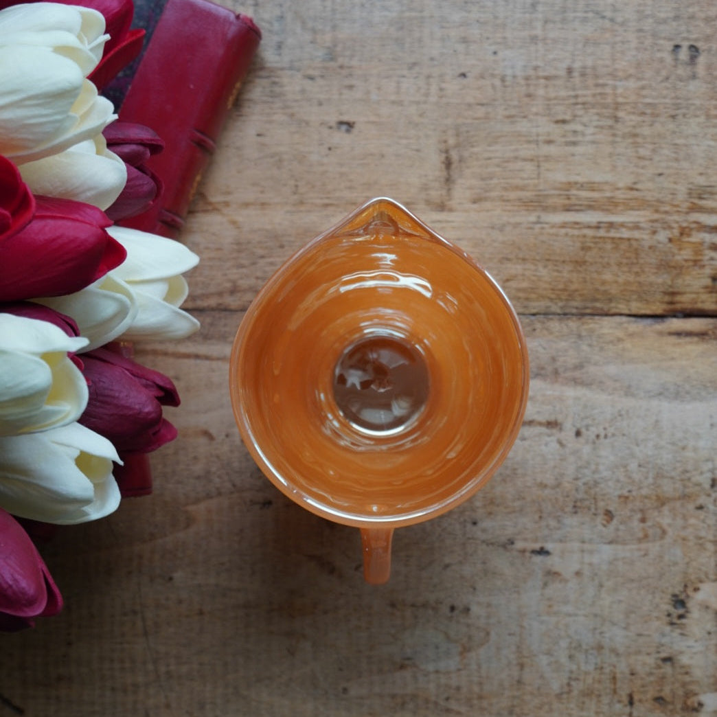 Pot à lait "Earl" en verre torsadé orange nacré fabriqué aux États-Unis Anchor Hocking FireKing