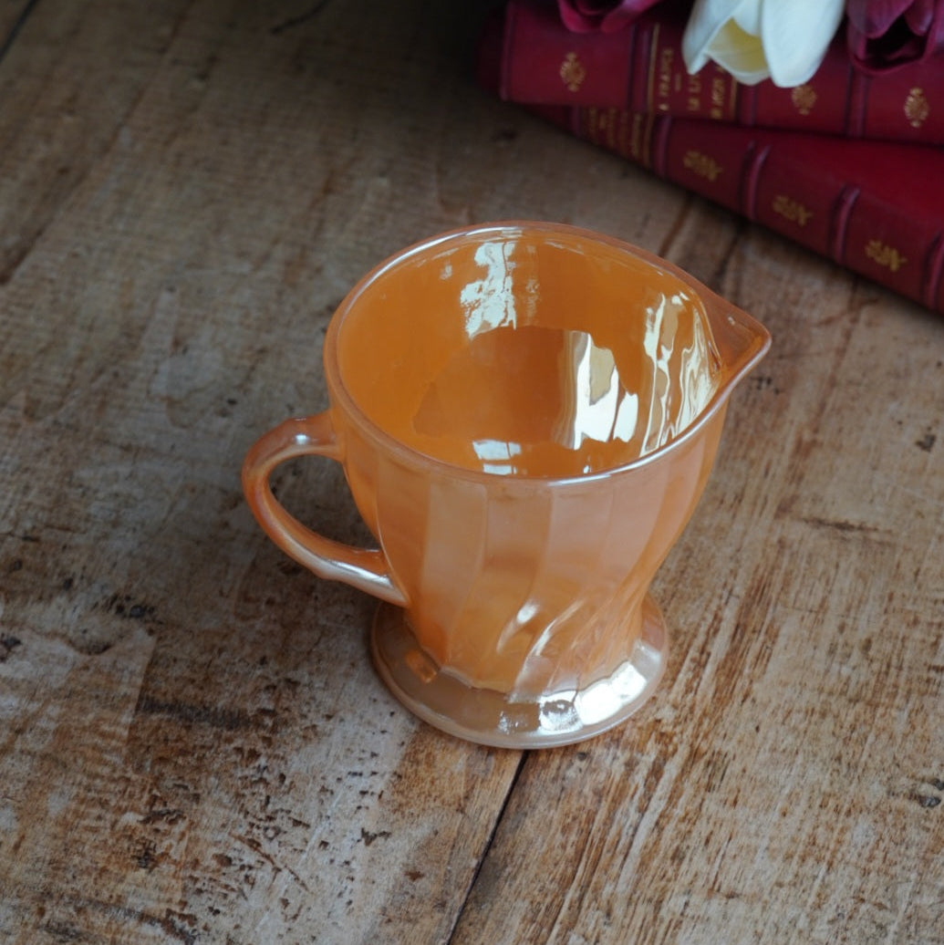 Pot à lait "Earl" en verre torsadé orange nacré fabriqué aux États-Unis Anchor Hocking FireKing
