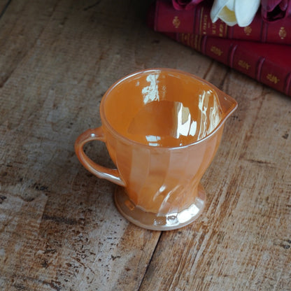Pot à lait "Earl" en verre torsadé orange nacré fabriqué aux États-Unis Anchor Hocking FireKing