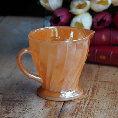 Pot à lait "Earl" en verre torsadé orange nacré fabriqué aux États-Unis Anchor Hocking FireKing
