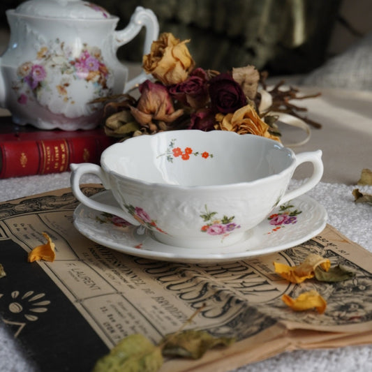 Tasse "Bridget" à deux anses en porcelaine anglaise fleurie Coalport