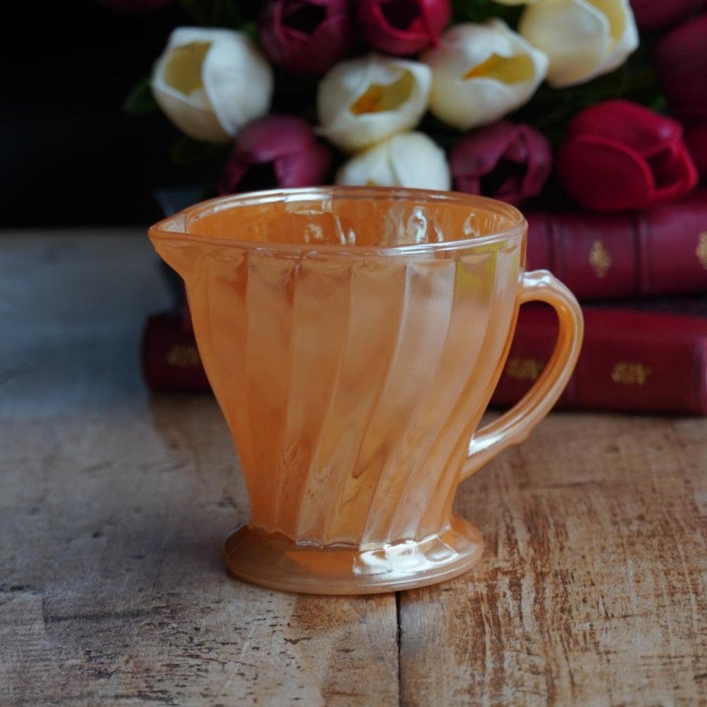 Pot à lait "Earl" en verre torsadé orange nacré fabriqué aux États-Unis Anchor Hocking FireKing
