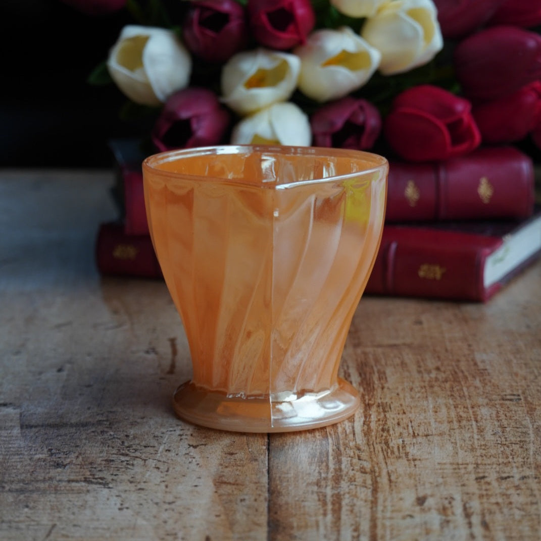 Pot à lait "Earl" en verre torsadé orange nacré fabriqué aux États-Unis Anchor Hocking FireKing
