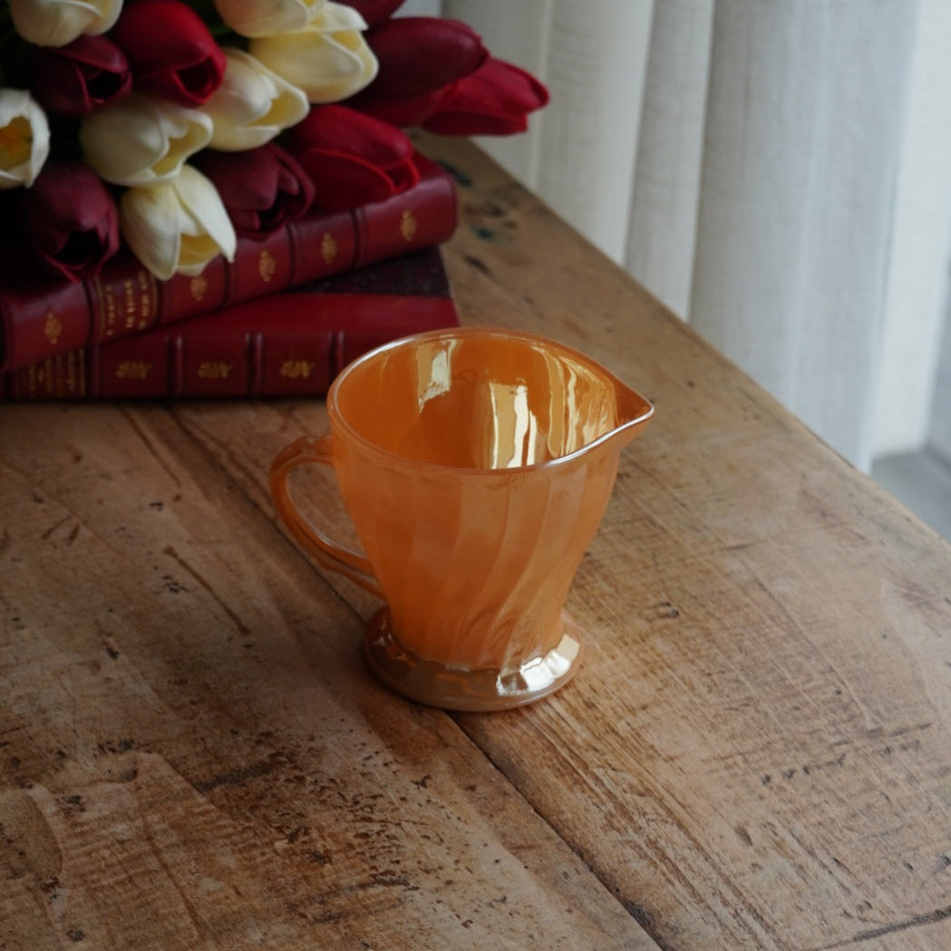 Pot à lait "Earl" en verre torsadé orange nacré fabriqué aux États-Unis Anchor Hocking FireKing