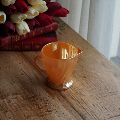 Pot à lait "Earl" en verre torsadé orange nacré fabriqué aux États-Unis Anchor Hocking FireKing