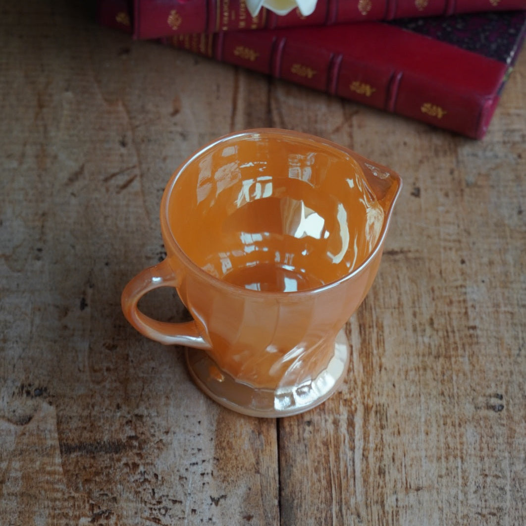 Pot à lait "Earl" en verre torsadé orange nacré fabriqué aux États-Unis Anchor Hocking FireKing