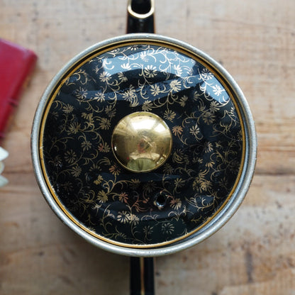 Cafetière "Théalie" en céramique française noire aux motifs fleuris dorés et son filtre à café en aluminium doré Salam années 50/60