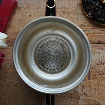 Cafetière "Théalie" en céramique française noire aux motifs fleuris dorés et son filtre à café en aluminium doré Salam années 50/60