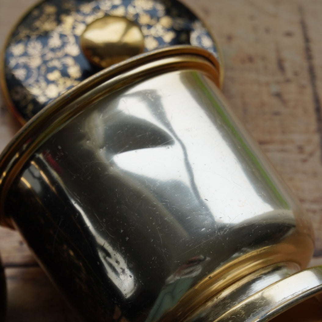 Cafetière "Théalie" en céramique française noire aux motifs fleuris dorés et son filtre à café en aluminium doré Salam années 50/60