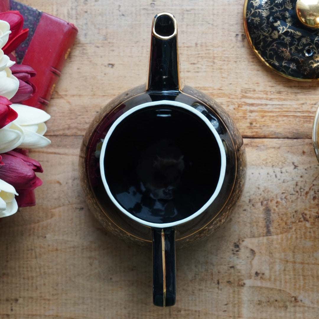 Cafetière "Théalie" en céramique française noire aux motifs fleuris dorés et son filtre à café en aluminium doré Salam années 50/60