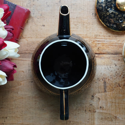 Cafetière "Théalie" en céramique française noire aux motifs fleuris dorés et son filtre à café en aluminium doré Salam années 50/60