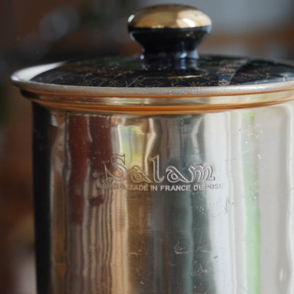 Cafetière "Théalie" en céramique française noire aux motifs fleuris dorés et son filtre à café en aluminium doré Salam années 50/60
