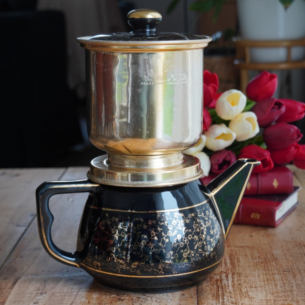 Cafetière "Théalie" en céramique française noire aux motifs fleuris dorés et son filtre à café en aluminium doré Salam années 50/60